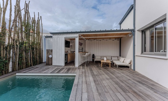 Eysines House | Holiday Home with Private Pool, Wi-Fi and Air Conditioning