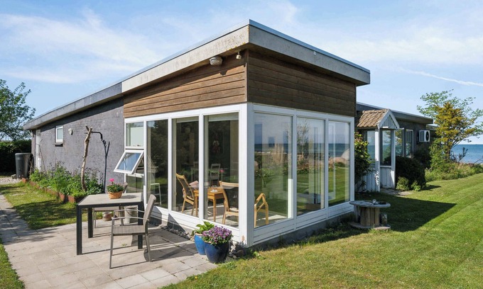 Strøby Egede Apartment | Holiday home with private beach and sea view