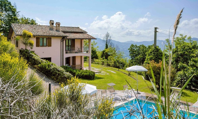 Fermignano House | Holiday home with terrace and pool