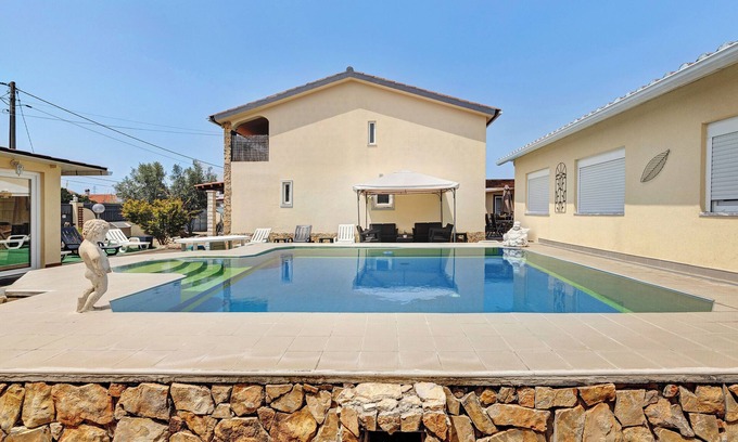 Seixal House | Holiday Home 'Zen Village Verde' with Shared Pool, Wi-Fi and Air Conditioning