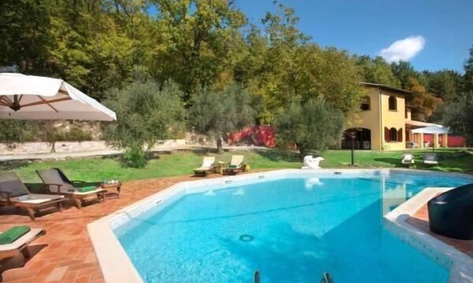Acqualagna House | Holiday house Acqualagna for 1 - 12 persons with 6 bedrooms - Holiday home