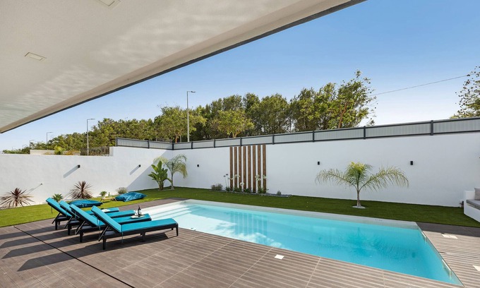 Montes de Alvor Villa | Holiday House 'Be Glow Villa' with Mountain View, Saltwater Swimming Pool