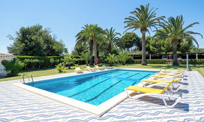 Vilafortuny House | Holiday House Complex Colibri with Shared Pool