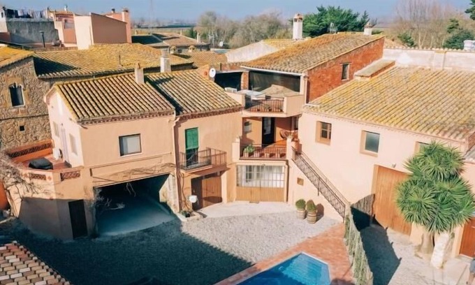 Gualta House | Holiday house Gualta for 1 - 15 persons with 6 bedrooms - Holiday home
