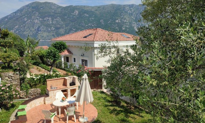 Donji Stoliv Apartment | Holiday house in the Kotor Bay