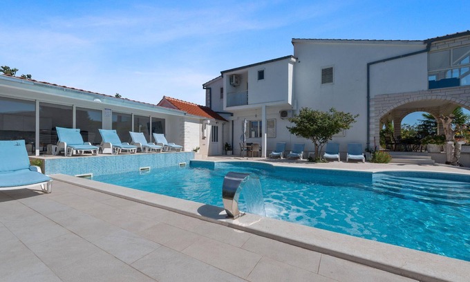 Neoric House | Holiday house Neoric for 1 - 12 persons with 5 bedrooms - Holiday house