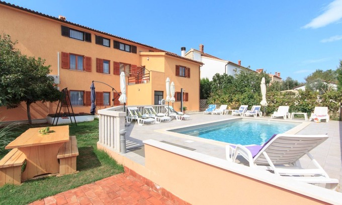 Pomer House | Holiday house Vinkuran for 1 - 24 persons with 13 bedrooms - Holiday house