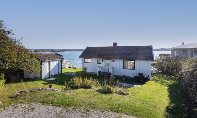 Hoviksnas House | Holiday house with sea views and private beach on Tjörn | SE09009