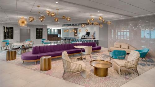 West Lawn Hotel | Holiday Inn Chicago Midway Airport S by IHG