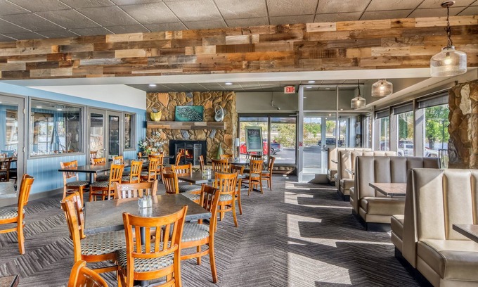 Detroit Lakes Hotel | Holiday Inn Detroit Lakes by IHG