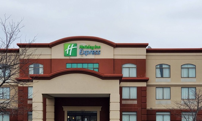 Maryland Heights Hotel | Holiday Inn Express St. Louis Arpt - Maryland Hgts, an IHG Hotel