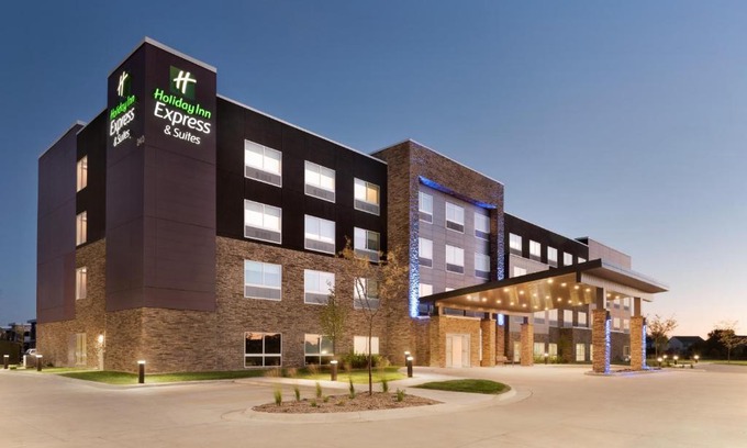 West Des Moines Hotel | Holiday Inn Express & Suites - West Des Moines - Jordan Creek by IHG
