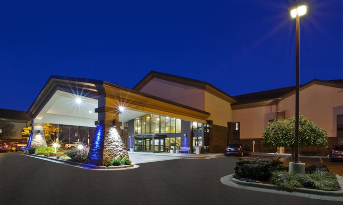 Warren Hotel | Holiday Inn Express Detroit-Warren/General Motors Technology Center by IHG