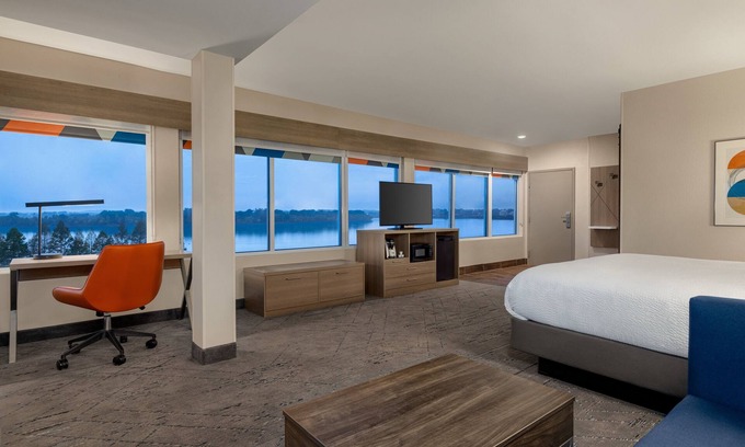 Evansville Hotel | Holiday Inn Express Evansville Downtown by IHG
