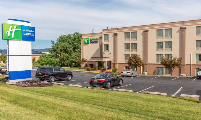 Mechanicsburg Hotel | Holiday Inn Express Harrisburg SW - Mechanicsburg by IHG