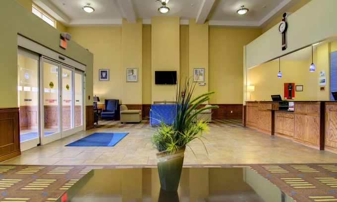 South Kansas City Hotel | Holiday Inn Express Hotel & Stes Kansas City Sports Complex by IHG