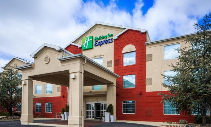 Reading Hotel | Holiday Inn Express Hotel & Suites Reading by IHG