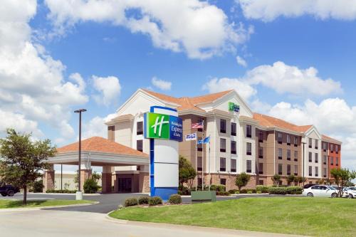 Shawnee Hotel | Holiday Inn Express Hotel & Suites Shawnee I-40 by IHG