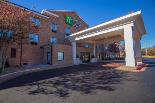 Edmond Hotel | Holiday Inn Express Hotel & Suites Edmond by IHG