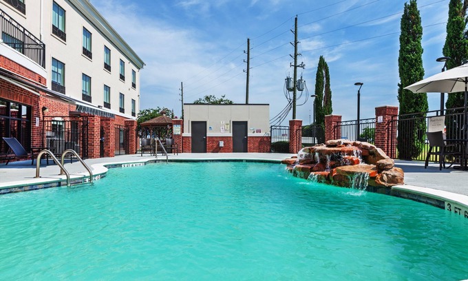 Sealy Hotel | Holiday Inn Express Hotel & Suites Sealy by IHG
