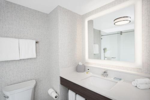 Ottawa Division Hotel | Holiday Inn Express Hotel & Suites Ottawa Airport by IHG