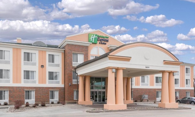 Ames Hotel | Holiday Inn Express Hotel & Suites Ames by IHG