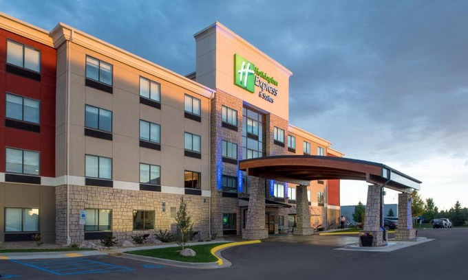 Bismarck Hotel | Holiday Inn Express Hotel & Suites Bismarck by IHG