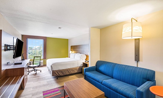 Columbus Hotel | Holiday Inn Express Hotel & Suites Columbus by IHG
