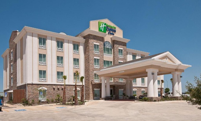 Pearsall Hotel | Holiday Inn Express Hotel and Suites Pearsall by IHG