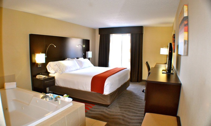 Waterford Hotel | Holiday Inn Express Hotel & Suites Waterford by IHG