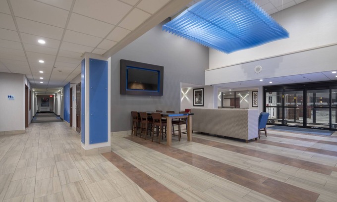 Coon Rapids Hotel | Holiday Inn Express Minneapolis/Coon Rapids/Blaine by IHG
