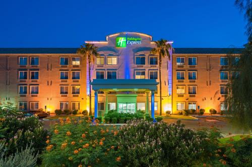 Peoria Hotel | Holiday Inn Express Peoria North - Glendale by IHG