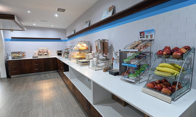 Northeast Mississauga Hotel | Holiday Inn Express & Suites Toronto Airport West by IHG