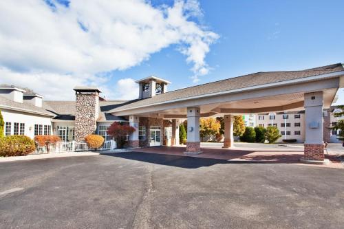St Ignace Hotel | Holiday Inn Express St. Ignace-Lake Front by IHG