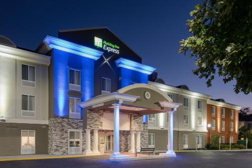 Mount Laurel Hotel | Holiday Inn Express & Suites Philadelphia - Mt Laurel by IHG