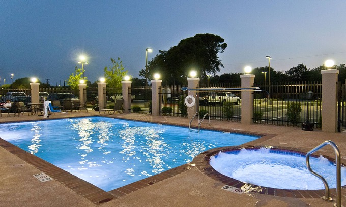 San Antonio Hotel | Holiday Inn Express & Suites San Antonio SE By At&t Center by IHG