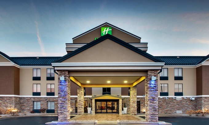 Cedar Rapids - Iowa City Hotel | Holiday Inn Express & Suites - Interstate 380 at 33rd Avenue by IHG