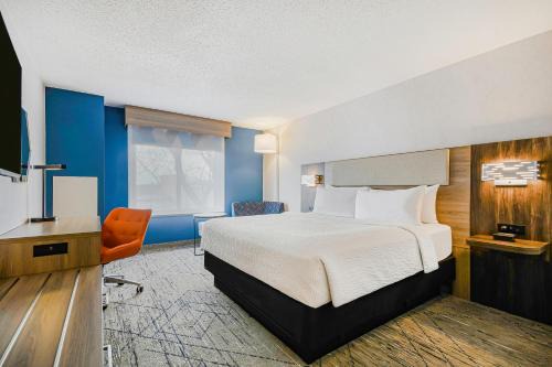 Cheektowaga Hotel | Holiday Inn Express & Suites Buffalo Airport by IHG