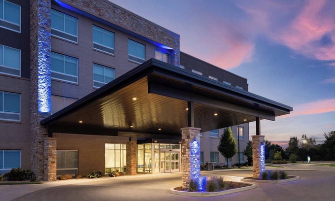 Middleton Hotel | Holiday Inn Express & Suites Madison West - Middleton by IHG
