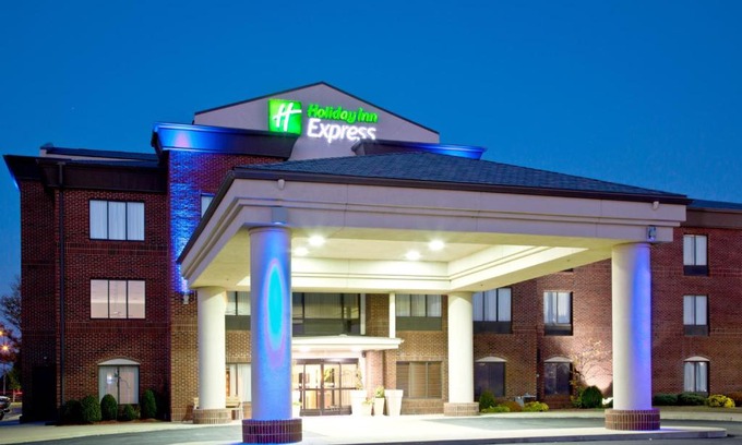 Shelbyville Hotel | Holiday Inn Express & Suites Shelbyville by IHG