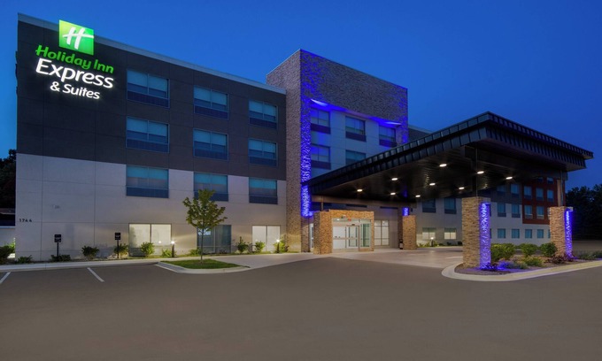 Muskegon Hotel | Holiday Inn Express & Suites Muskegon - Grand Haven by IHG
