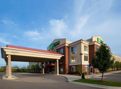 Northville Hotel | Holiday Inn Express & Suites Detroit - Farmington Hills by IHG