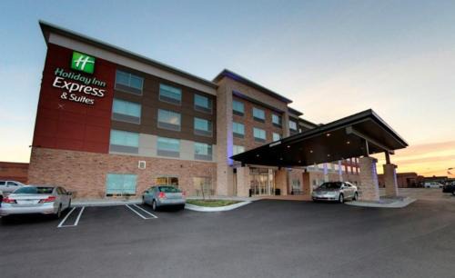Roseville Hotel | Holiday Inn Express & Suites - Detroit North - Roseville by IHG