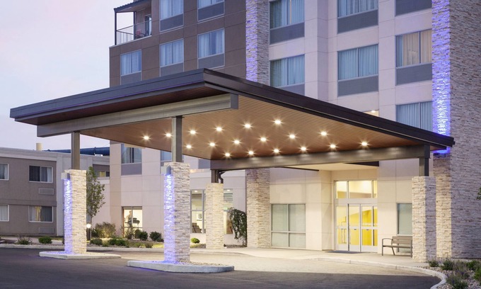 Sandusky Hotel | Holiday Inn Express & Suites Sandusky by IHG