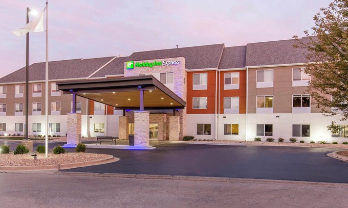 St. Charles Hotel | Holiday Inn Express & Suites Chicago West - St Charles by IHG