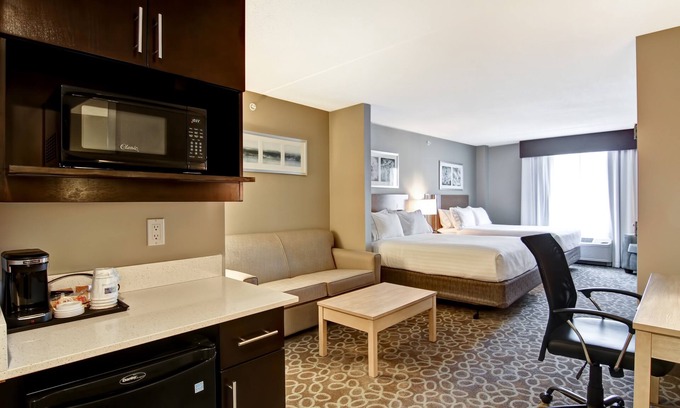 Durham Region Hotel | Holiday Inn Express & Suites Oshawa Downtown - Toronto Area by IHG