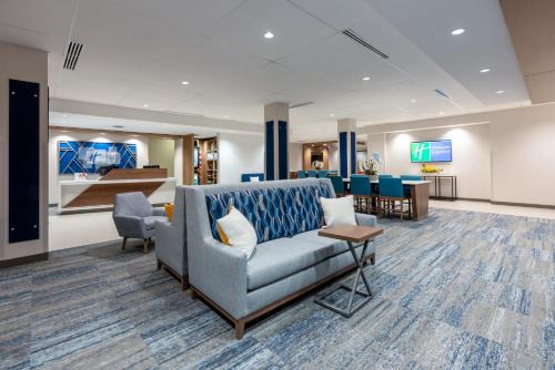 Vaughan Hotel | Holiday Inn Express & Suites Vaughan-Southwest by IHG