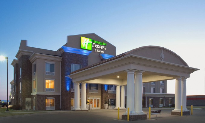 Minot Hotel | Holiday Inn Express & Suites Minot by IHG