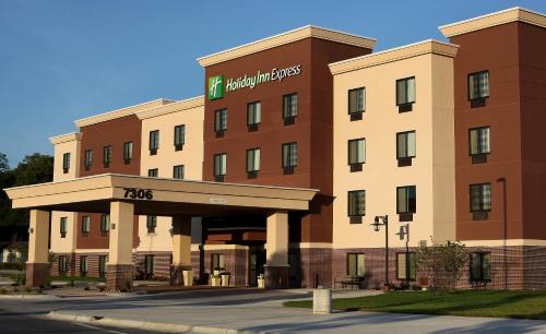 South Central Omaha Hotel | Holiday Inn Express & Suites Omaha South Ralston Arena by IHG