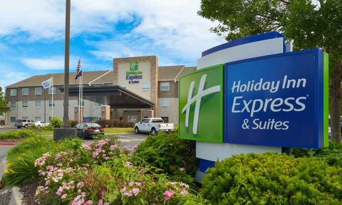 Omaha Hotel | Holiday Inn Express & Suites Omaha - 120th and Maple by IHG